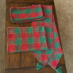 Christmas - 1 Table Runner, 8 Placemats & 8 Napkins - 100% Cotton